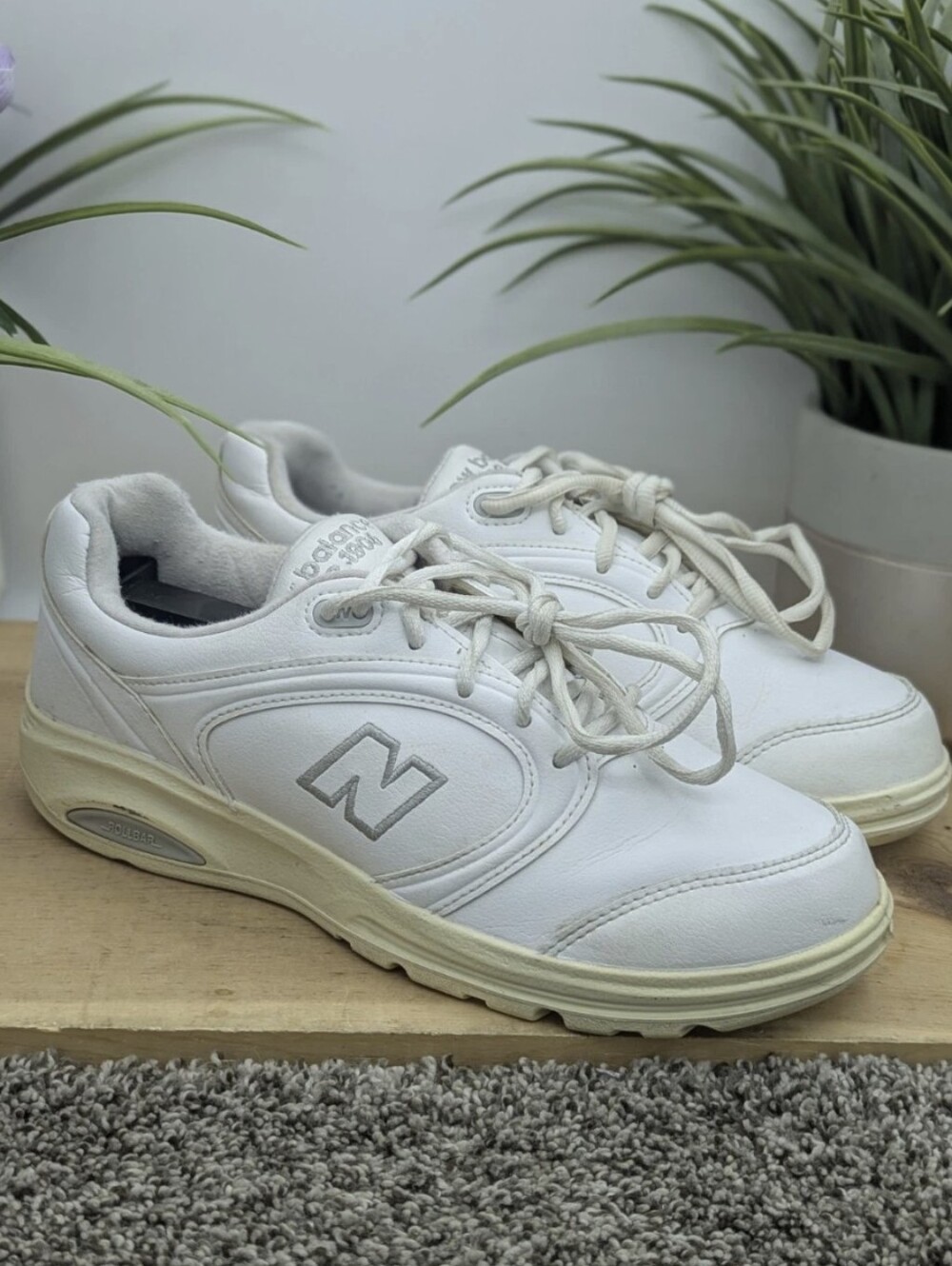 New Balance 812 Women's Size 9.5B Leather Running Walking Shoes Casual Comfort